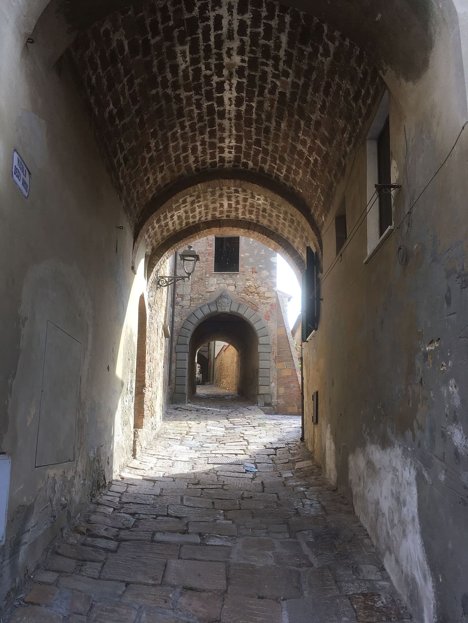 i passaggi coperti a volta che attraversano il borgo di Bibbona uno dopo l'altro