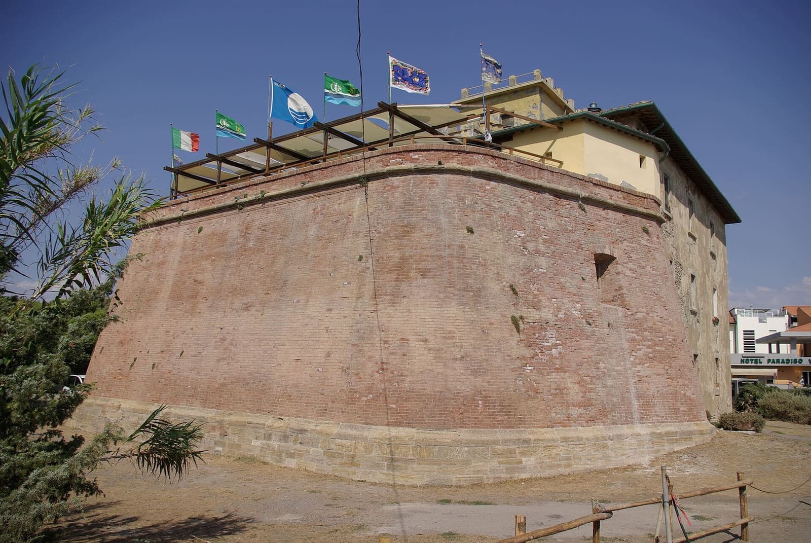 il bastione tondo di mattoni del Forte, con le bandiere sulla terrazza in cima