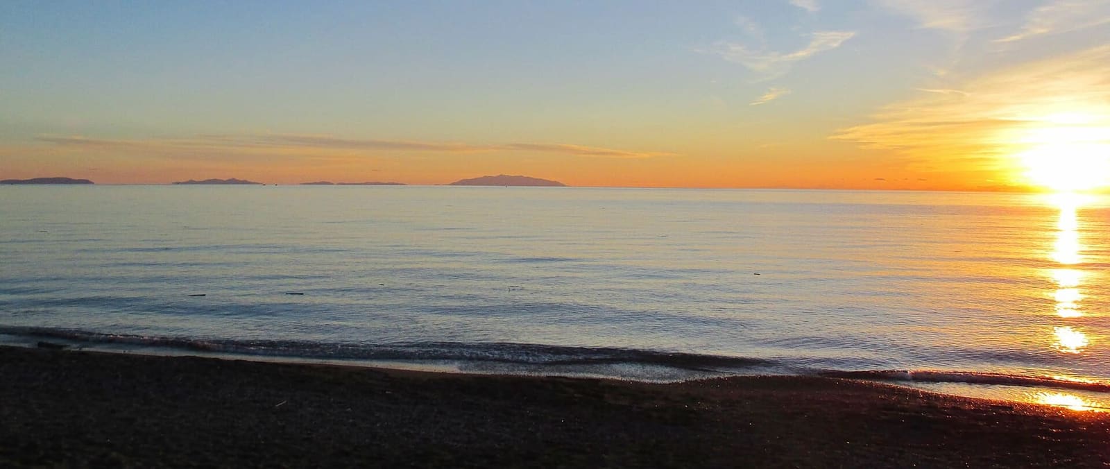 il tramonto sul mare da Cecina Mare, dove arriva la ciclopedonale, con l'Elba all'orizzonte