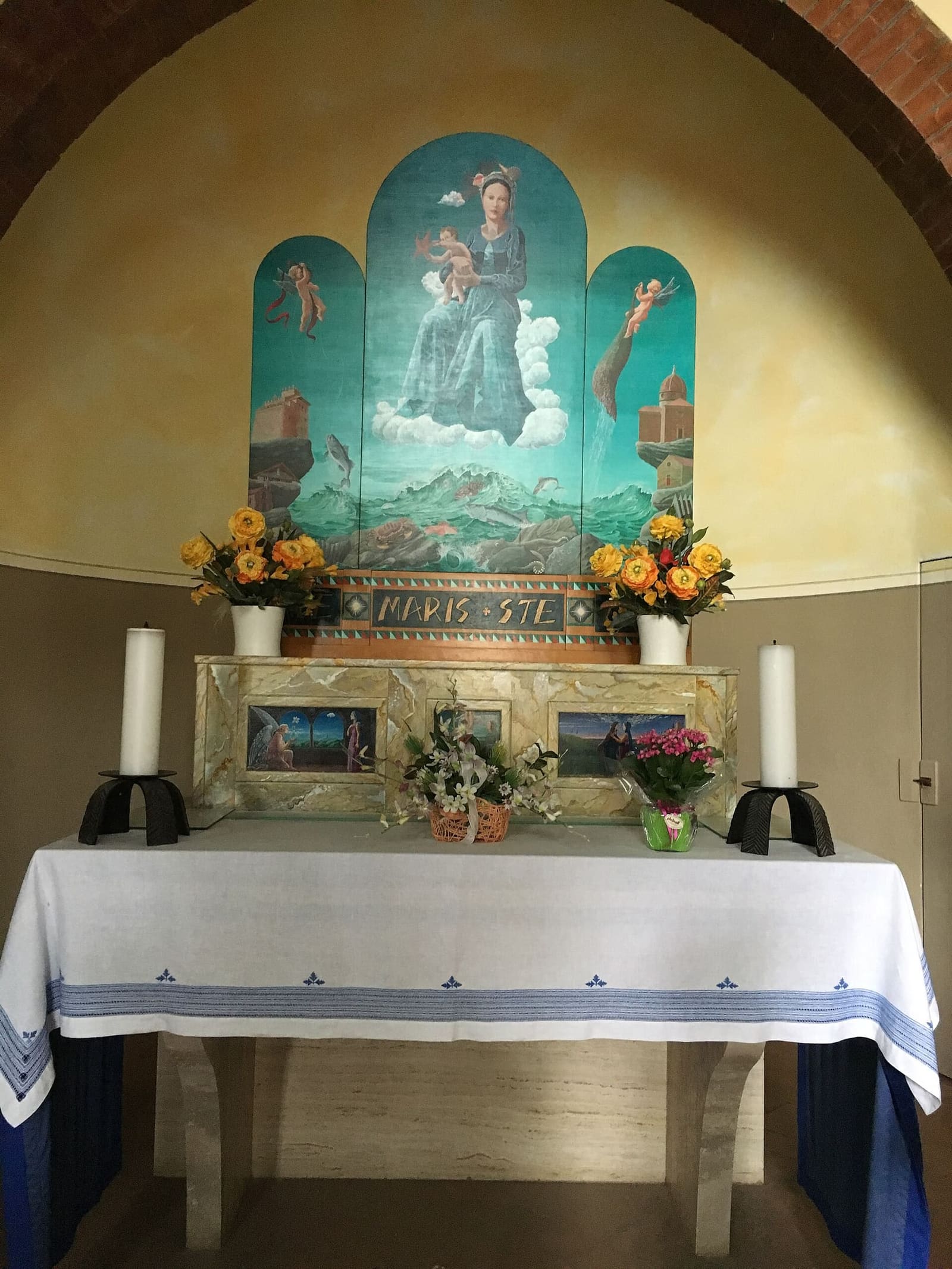il trittico dipinto sopra l'altare, con la Madonna fra le nuvole sopra il mare e la scritta Maris Stella