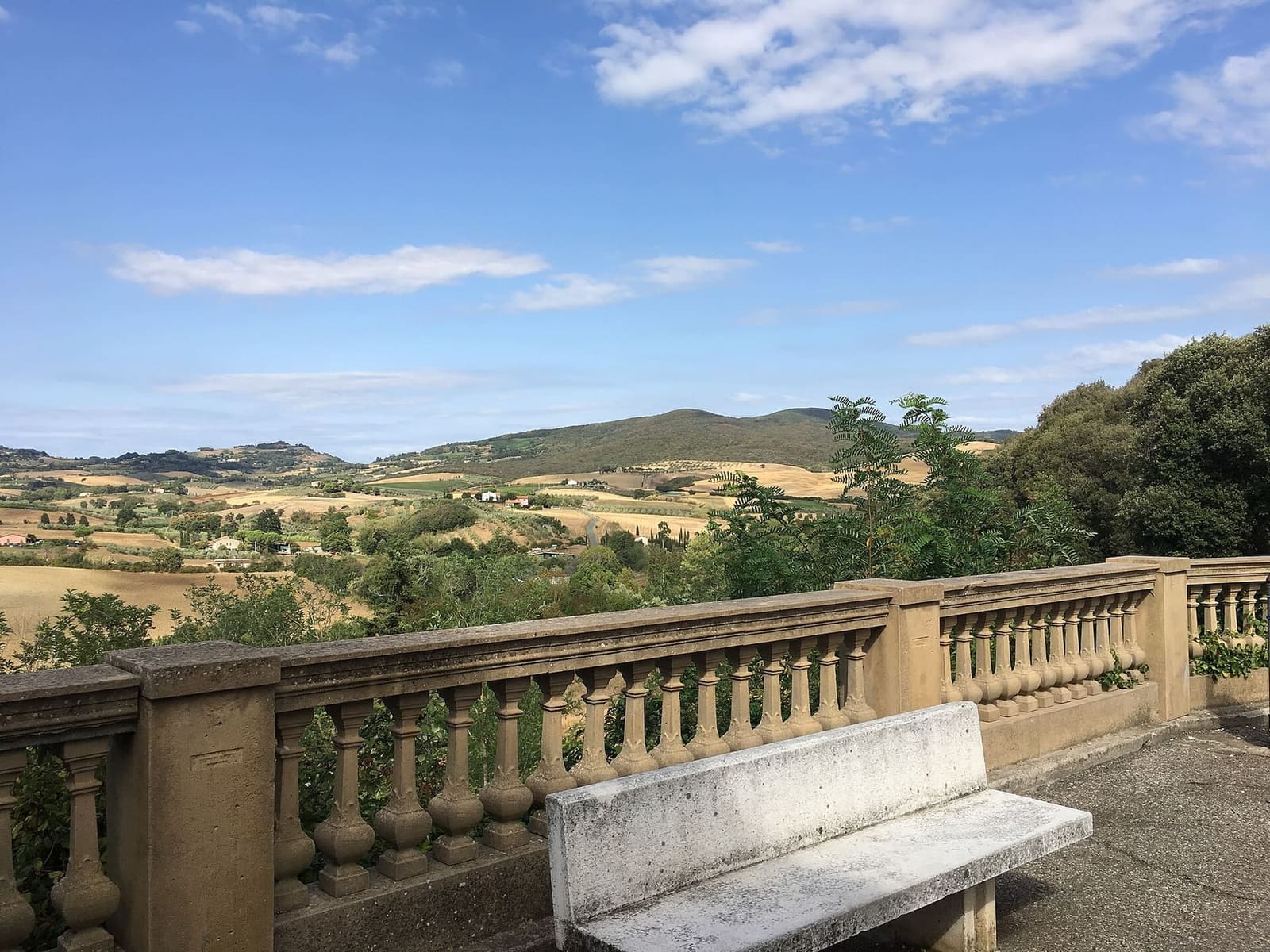 le colline dell'interno dalla balaustra del belvedere di Bibbona, con i campi e i boschi fino all'orizzonte