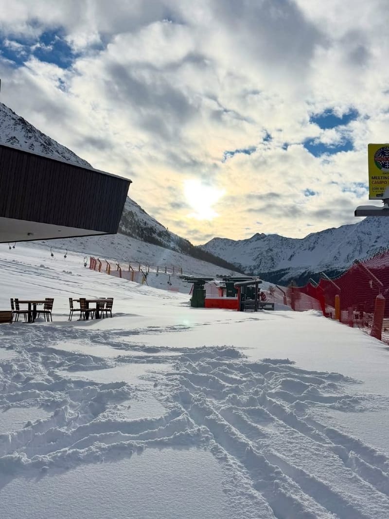 il sole basso sulle piste dell'Alpin Arena Senales, con i tavoli di legno sulla neve