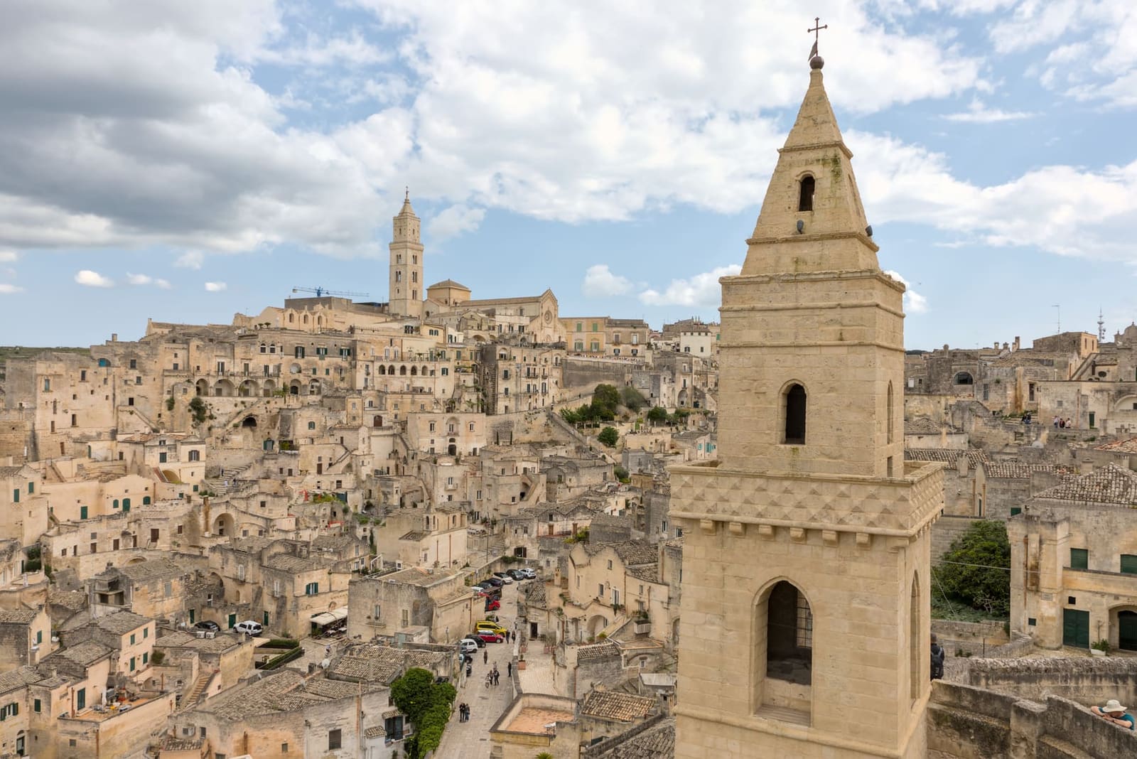 il campanile di San Pietro Barisano davanti al Sasso Barisano, con la cattedrale in alto
