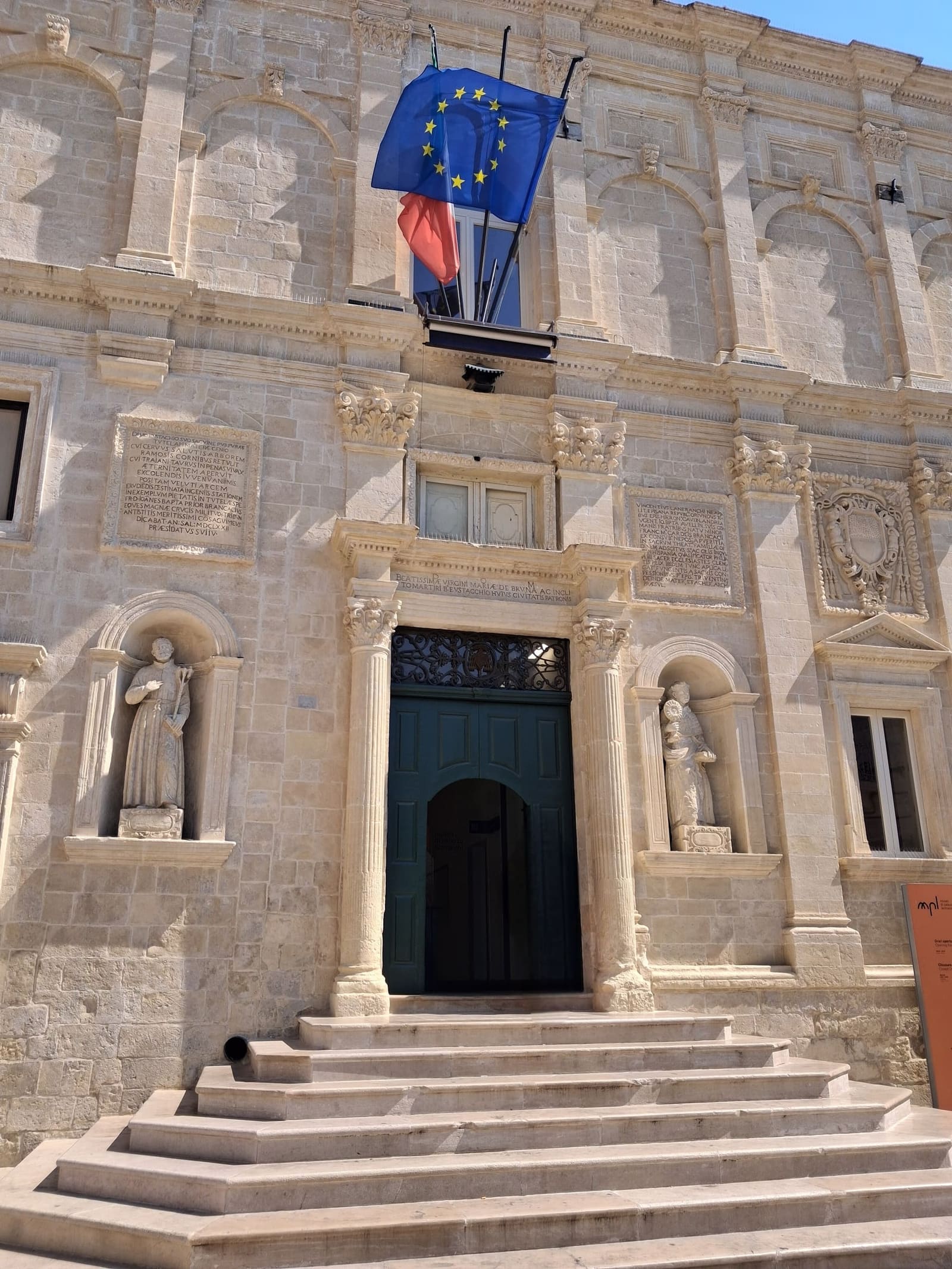 lo scalone e il portale di Palazzo Lanfranchi, fra le due statue nelle nicchie