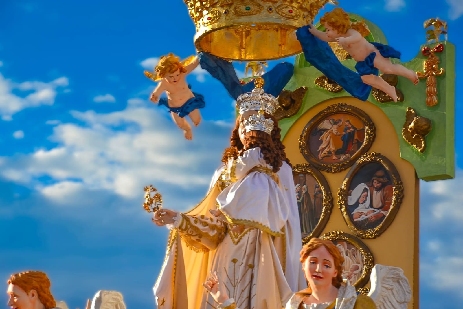 la statua della Madonna della Bruna sul carro trionfale di cartapesta, con gli angeli intorno