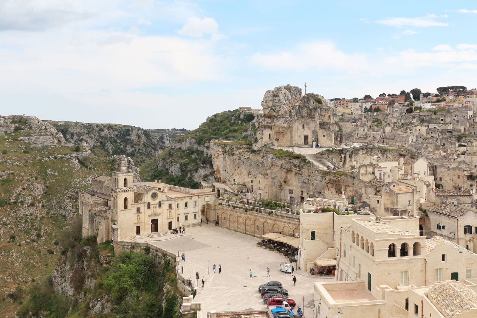 piazza San Pietro Caveoso vista dall'alto, sull'orlo della gravina, con il Monterrone dietro