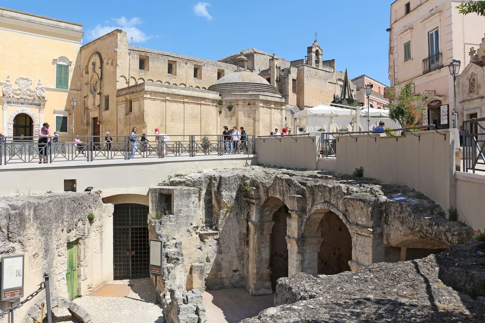 piazza Vittorio Veneto con la chiesa di San Domenico, e sotto le grotte scavate che si vedono dalla balaustra