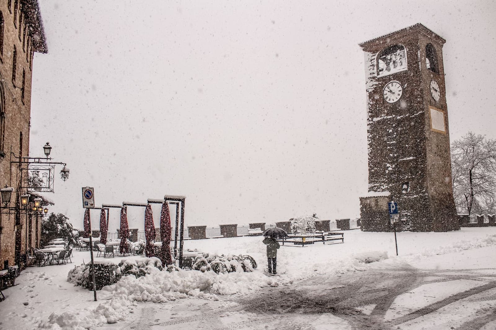 die piazza della Dama in Castelvetro im Schnee, mit der Torre dell'Orologio