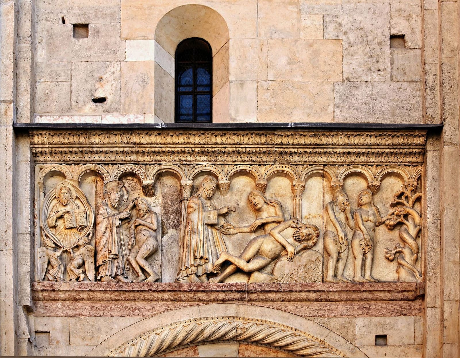 die Reliefs des Wiligelmo an der Fassade des Doms, mit der Erschaffung von Adam und Eva und dem Sündenfall
