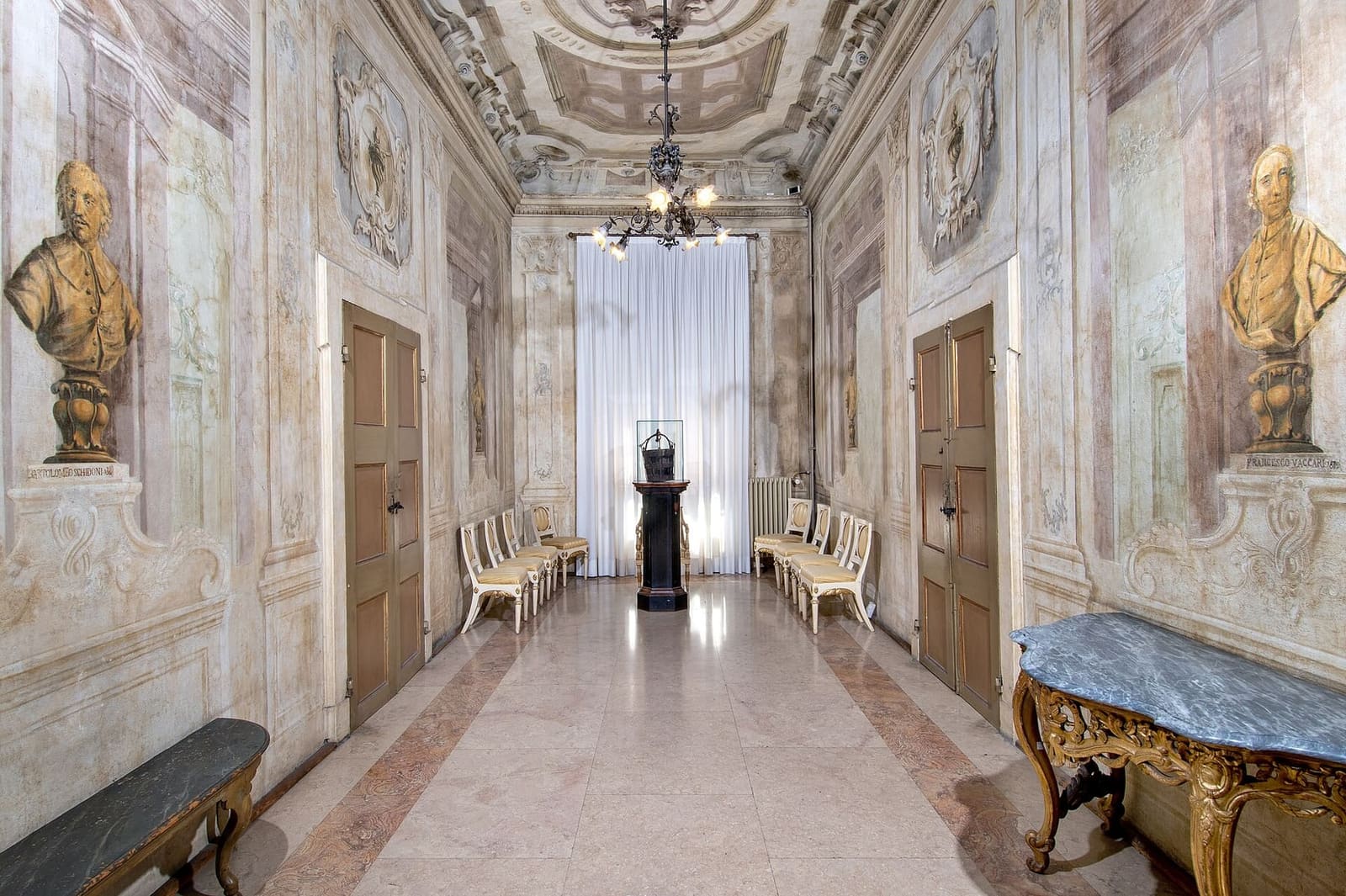der Camerino dei Confirmati im Palazzo Comunale, mit der Secchia rapita in der Vitrine am Ende