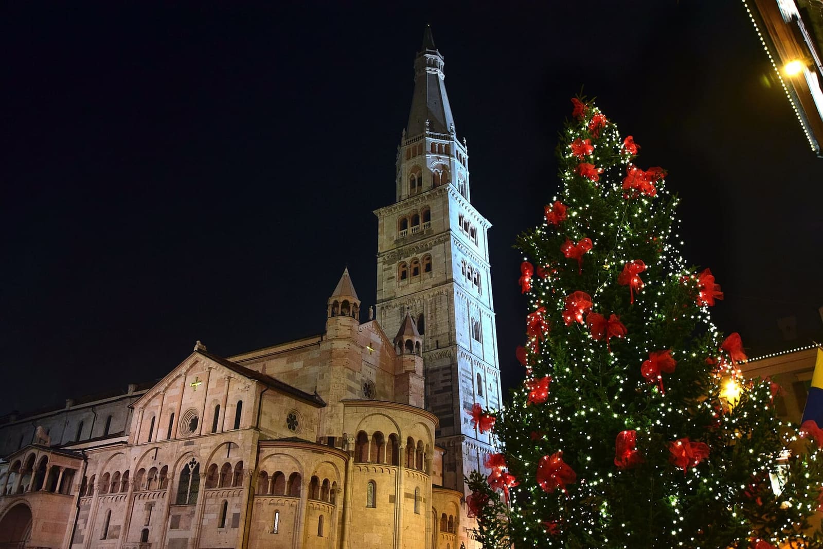 der Dom und die Ghirlandina am Weihnachtsabend, mit dem beleuchteten Baum