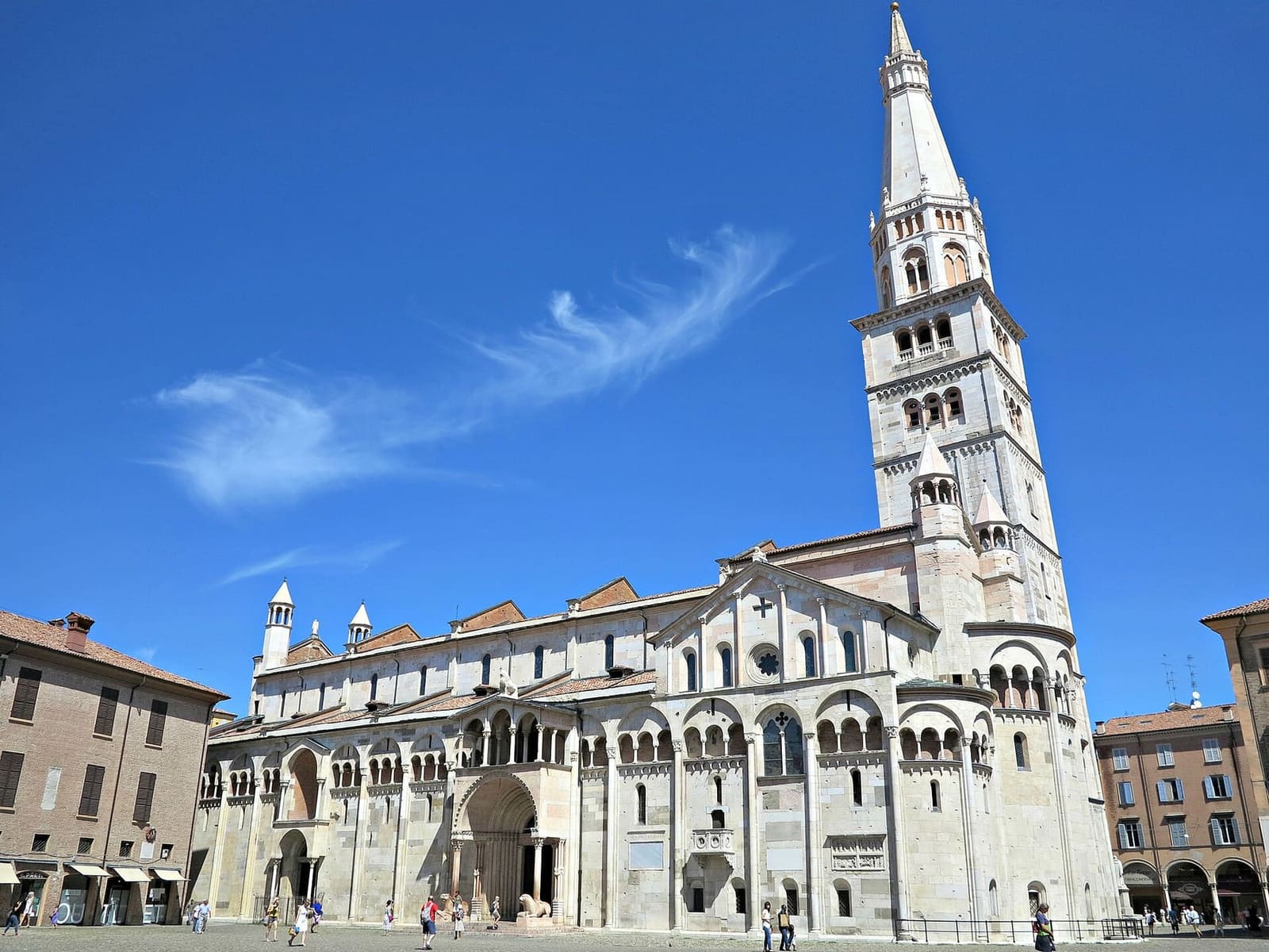 die Flanke des Doms an der piazza Grande und die Ghirlandina, der Marmorturm, den man in der ganzen Ebene sieht