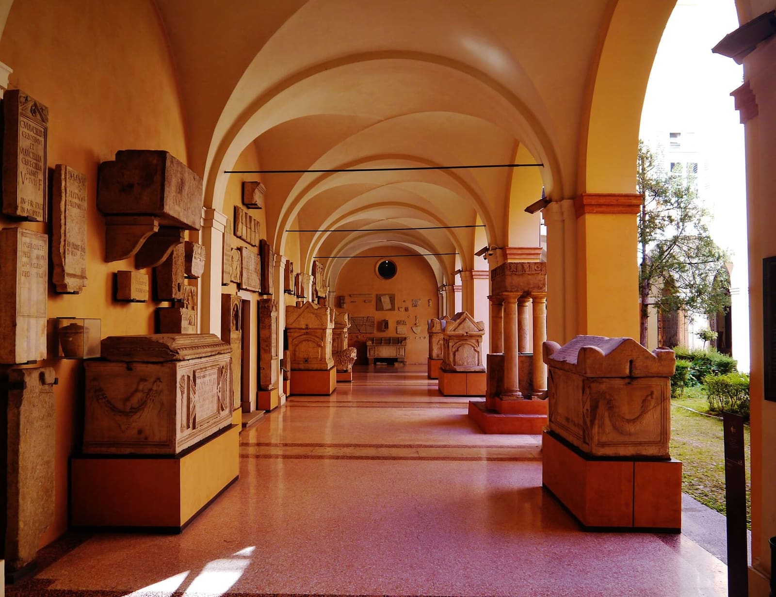 der Laubengang des Palazzo dei Musei mit den Sarkophagen des Lapidario Estense