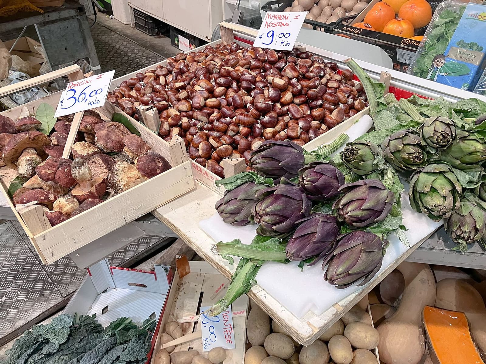 Kastanien, Steinpilze und Artischocken an einem Stand des Mercato Albinelli im Oktober