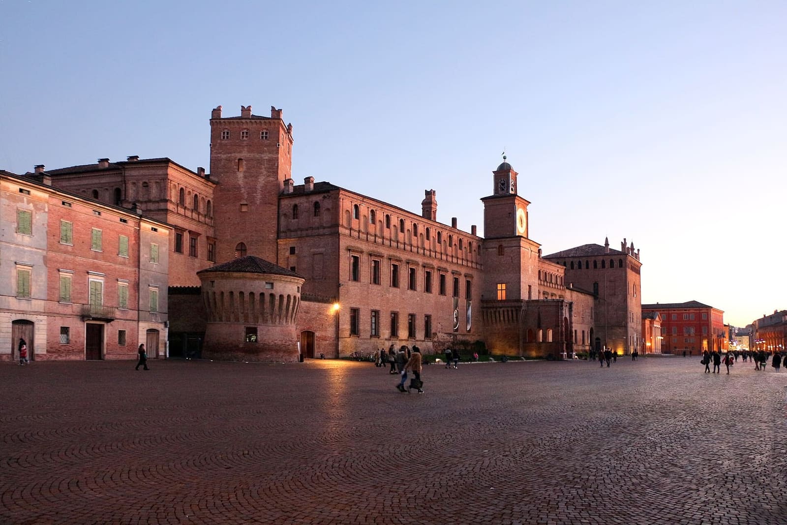 der Palazzo dei Pio an der piazza dei Martiri in Carpi, an einem Januarabend