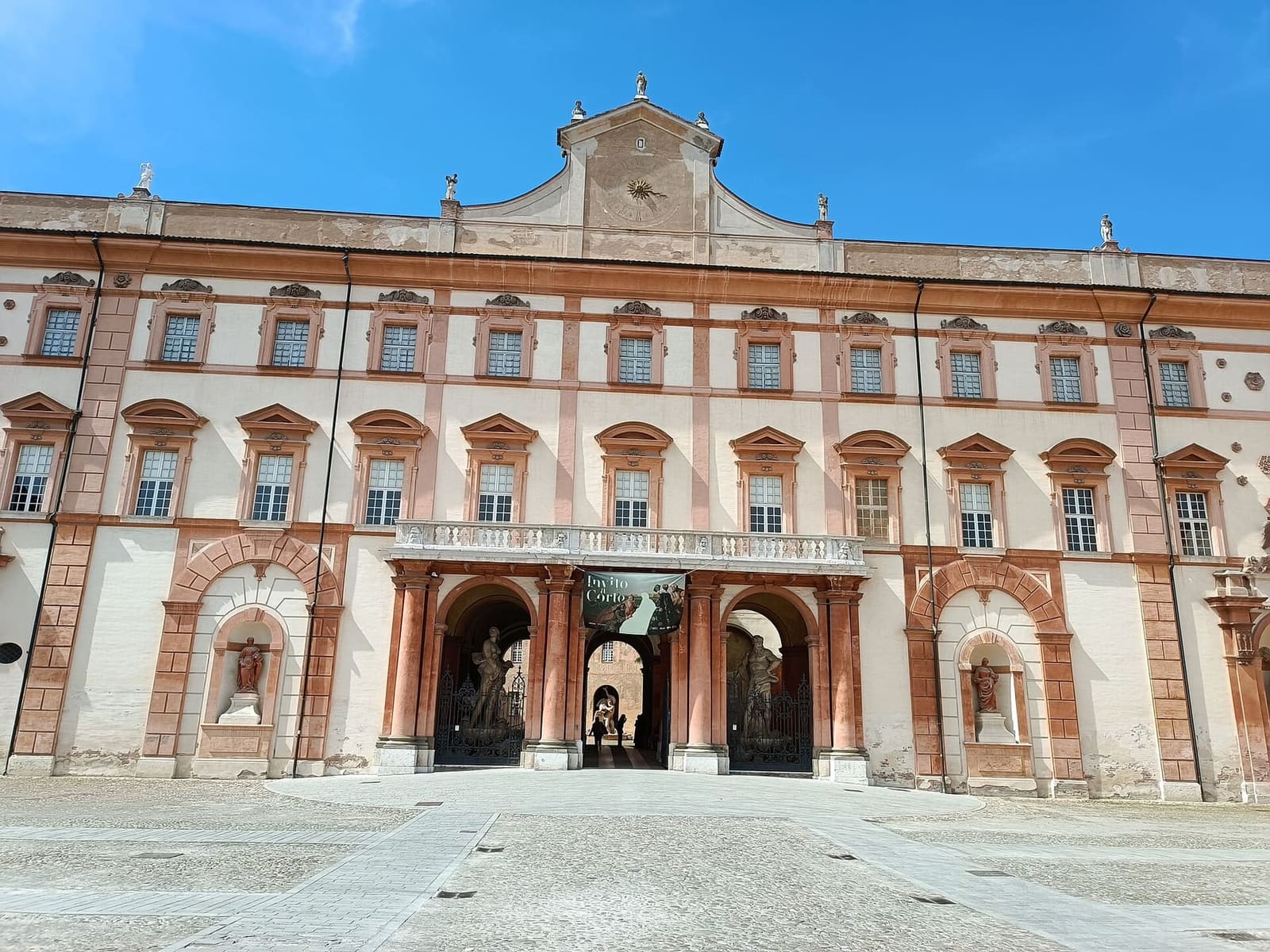 die Fassade des Palazzo Ducale von Sassuolo, das Lustschloss der Este