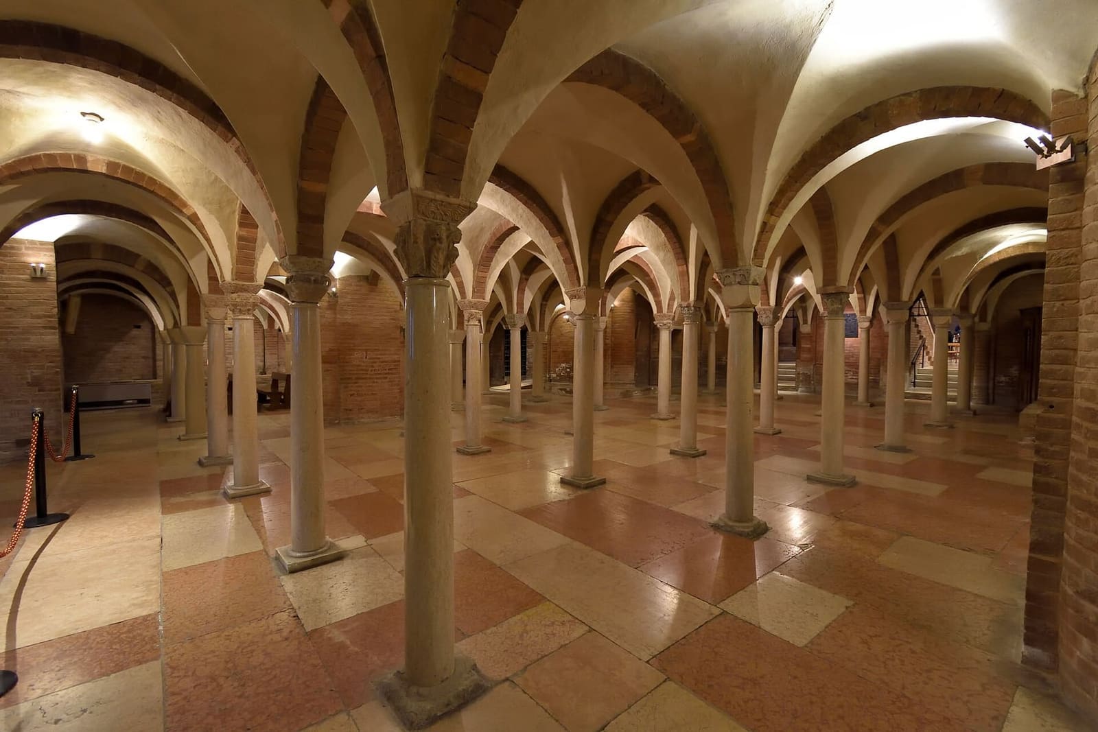 die Krypta der Abtei Nonantola, mit ihren Säulenreihen
