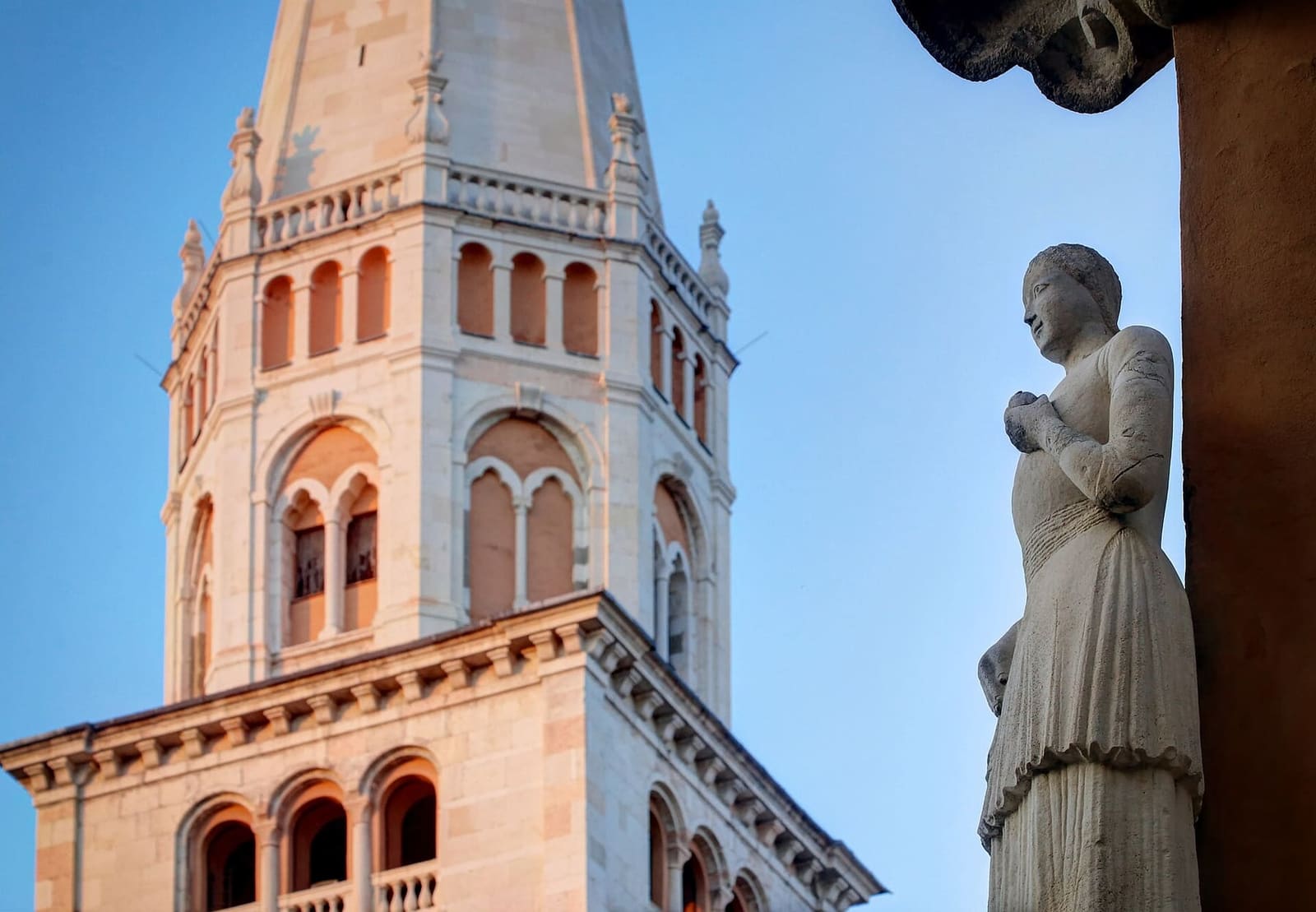 die Spitze der Ghirlandina und die Statue der Bonissima an der Ecke der piazza Grande