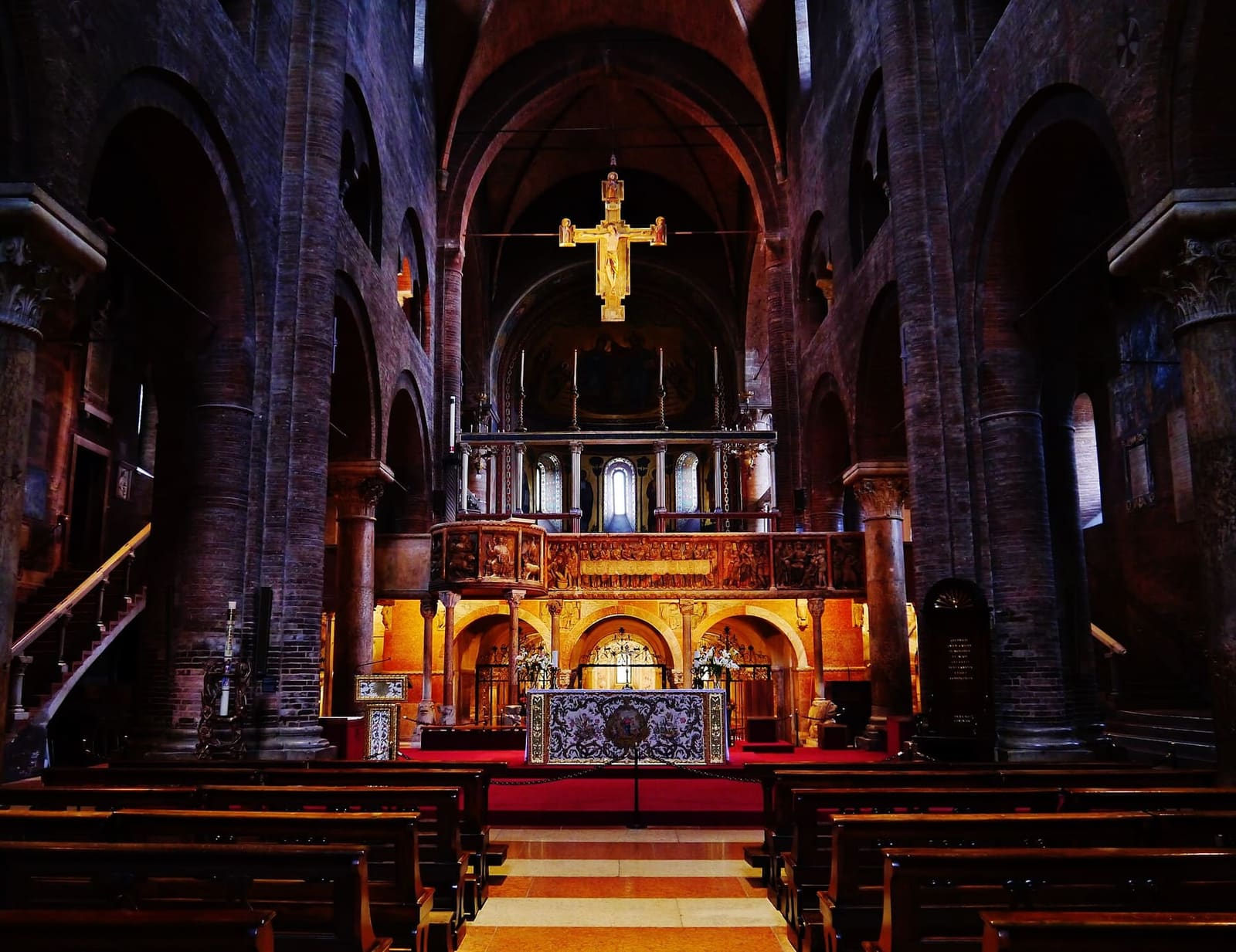 das Kirchenschiff des Doms mit dem hängenden Kruzifix und dem Lettner am Ende