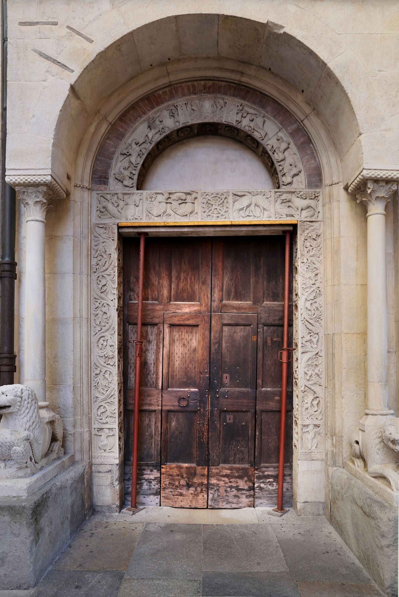die Porta della Pescheria an der Flanke des Doms, mit den Rittern von König Artus im Bogen