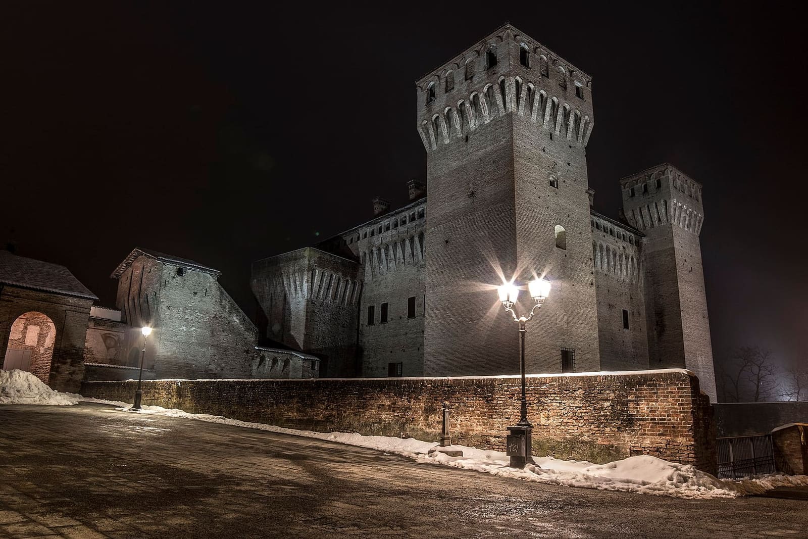 die Burg von Vignola bei Nacht, mit dem Schnee vom März 2018