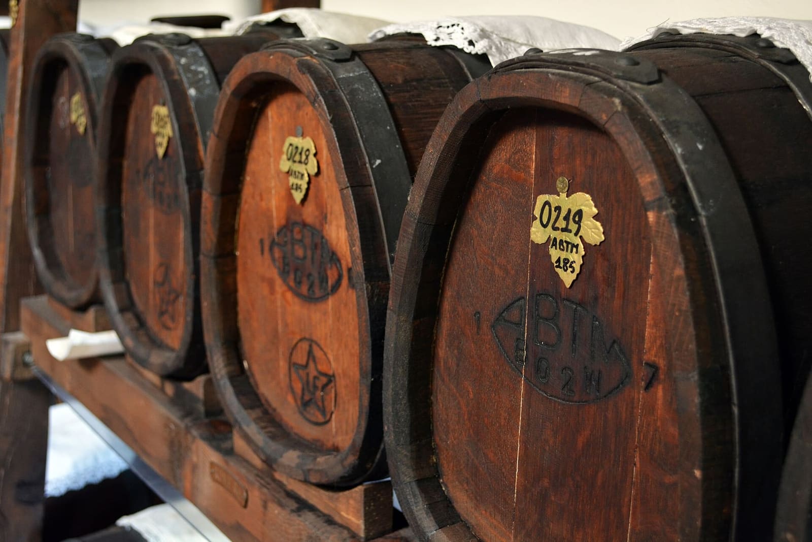die Fässchen einer Reihe für den Aceto balsamico tradizionale, mit dem eingebrannten Zeichen