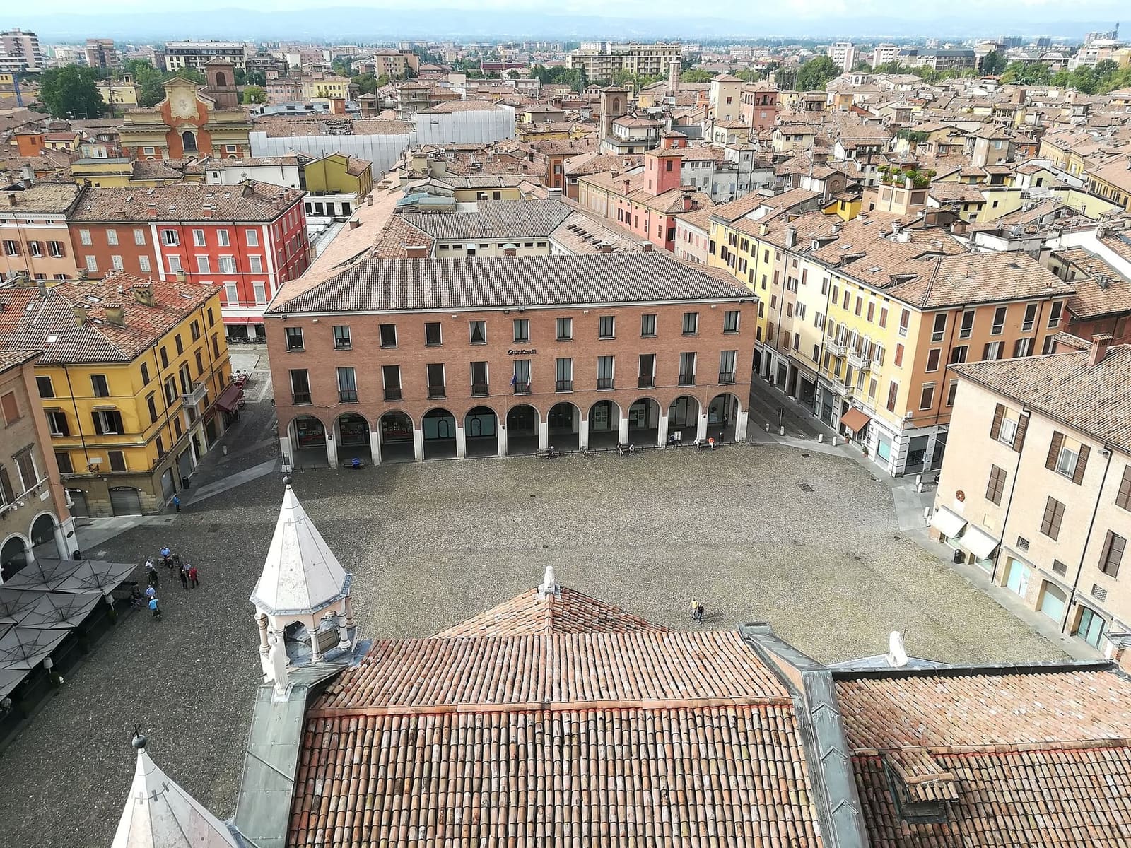 die piazza Grande von der Ghirlandina aus gesehen, hinter dem Dach und den Türmchen des Doms