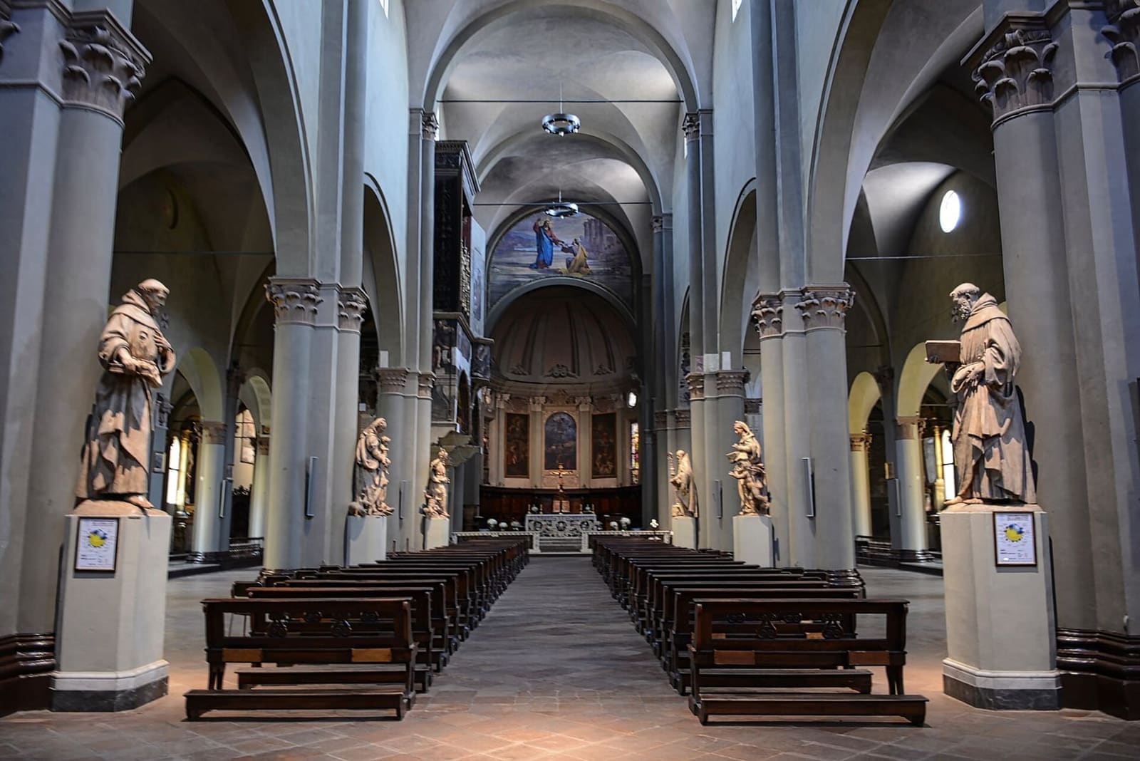 das Mittelschiff von San Pietro, mit den Terrakottastatuen von Antonio Begarelli an den Pfeilern