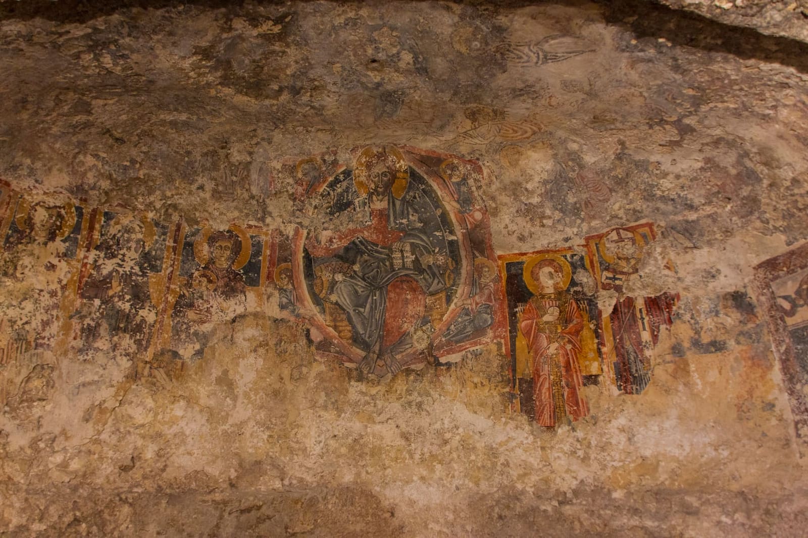 gli affreschi bizantini sulla roccia di San Nicolò Inferiore, con il Cristo nella mandorla e i santi accanto