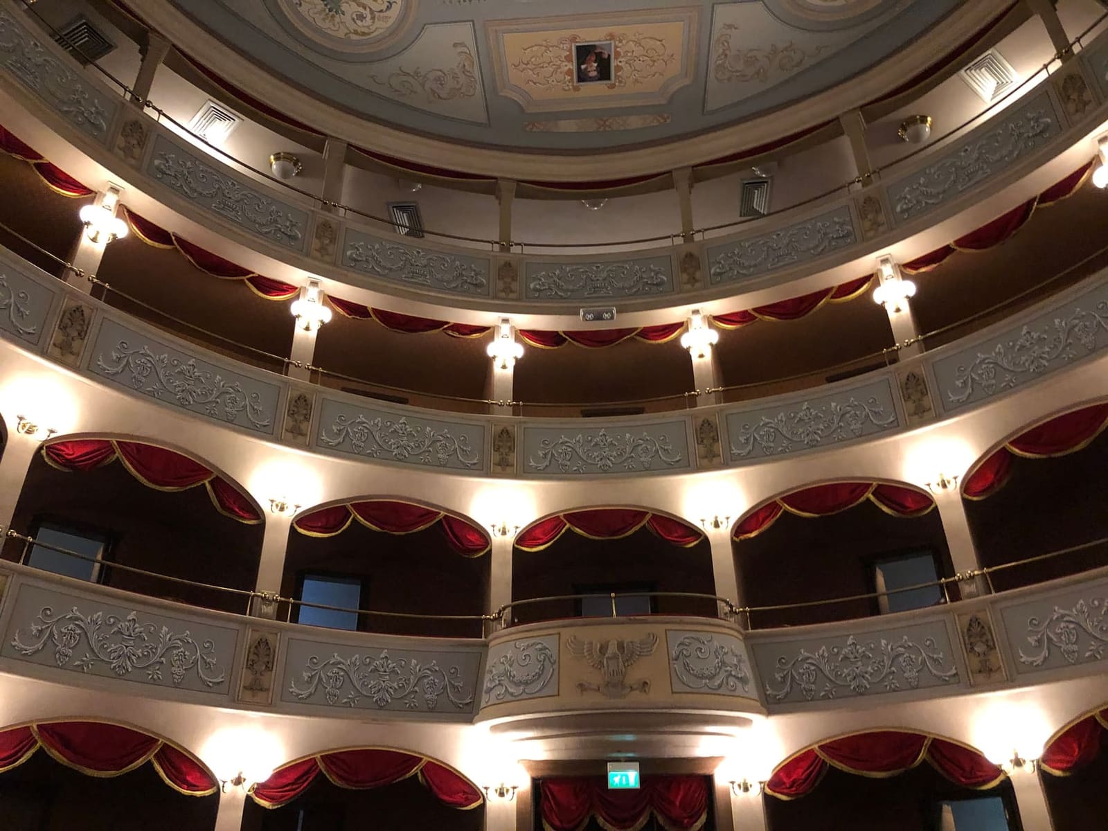 i palchi del Teatro Garibaldi in tre ordini, con i drappi rossi e il soffitto dipinto