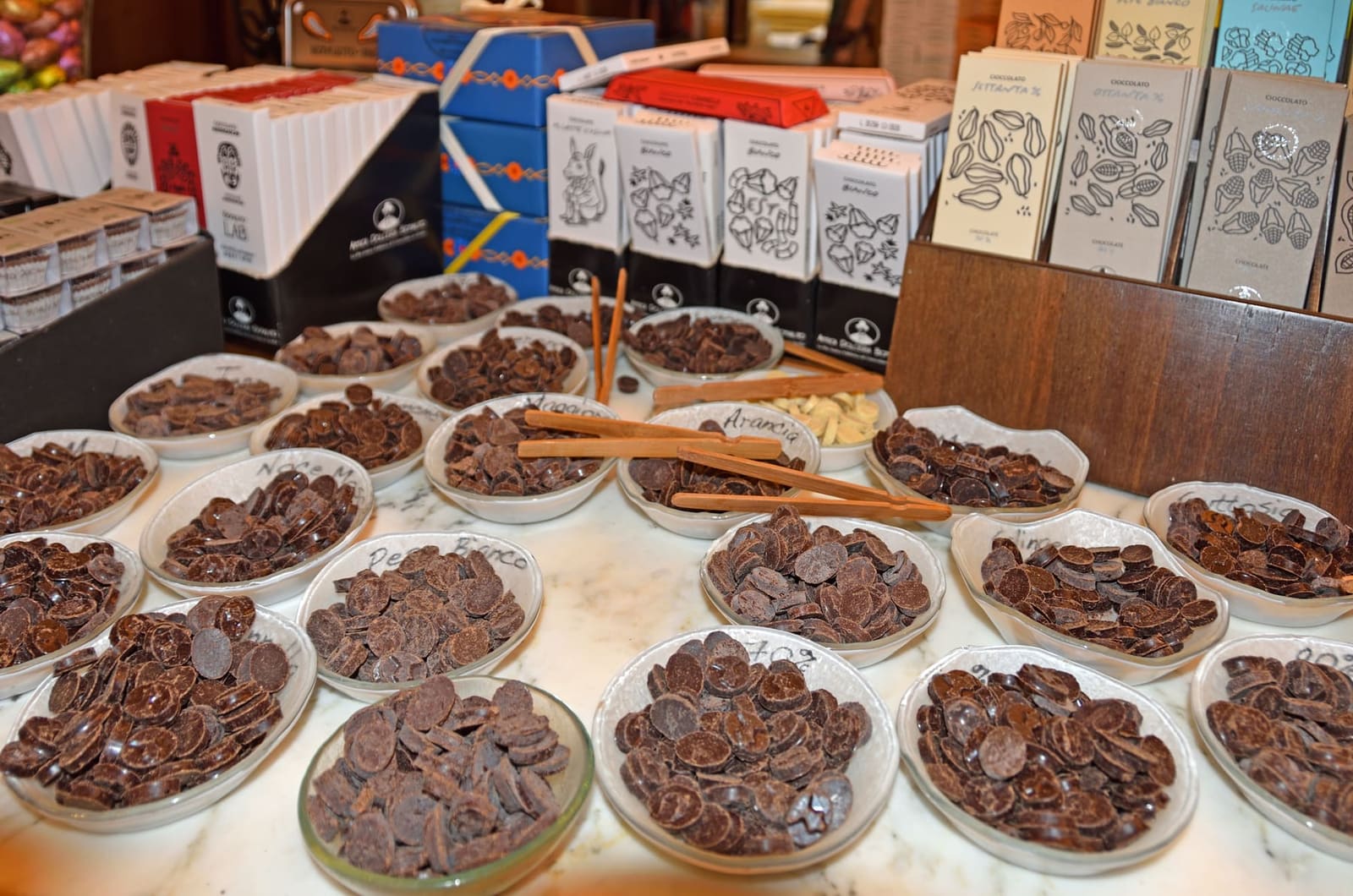 le ciotole del cioccolato da assaggiare sul banco dell'Antica Dolceria Bonajuto, con le tavolette incartate dietro