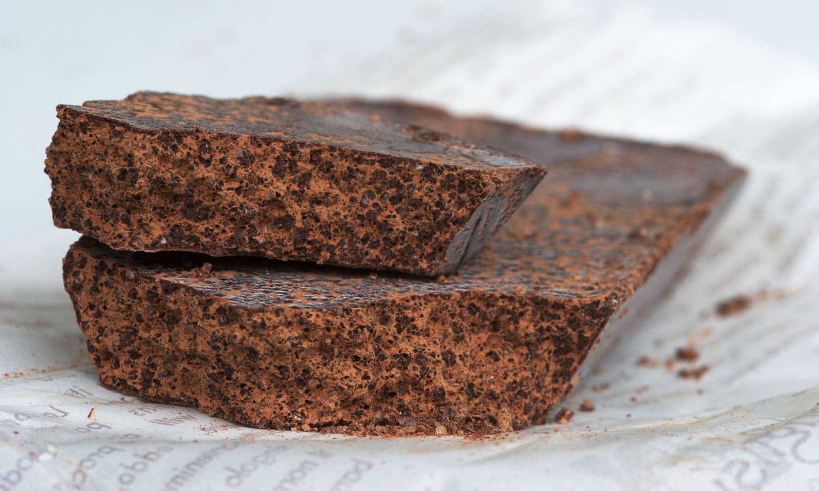 una tavoletta di cioccolato di Modica spezzata, con i cristalli di zucchero che si vedono nel taglio