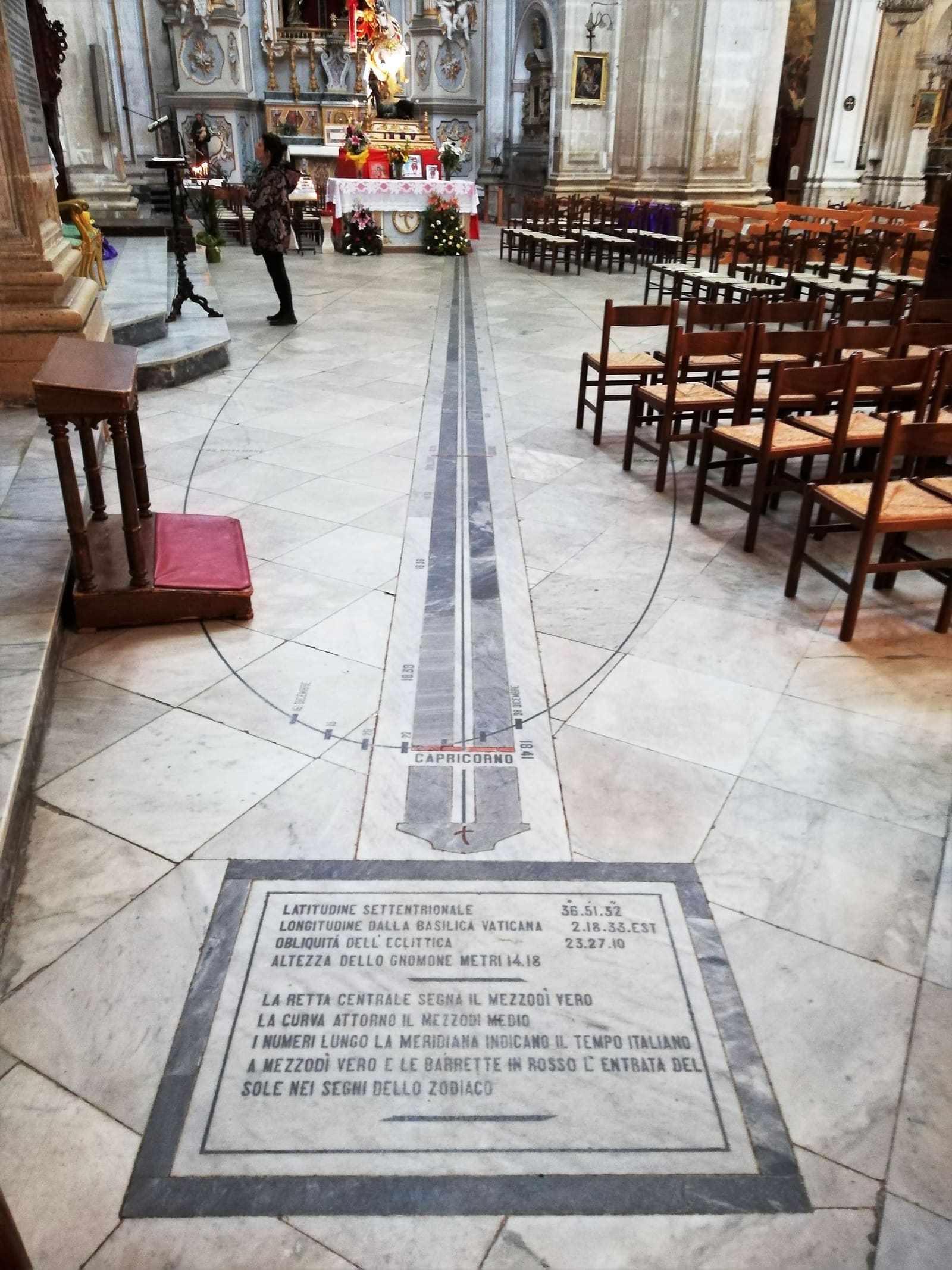 la meridiana di marmo sul pavimento di San Giorgio, con la lapide che dice la latitudine e l'altezza dello gnomone