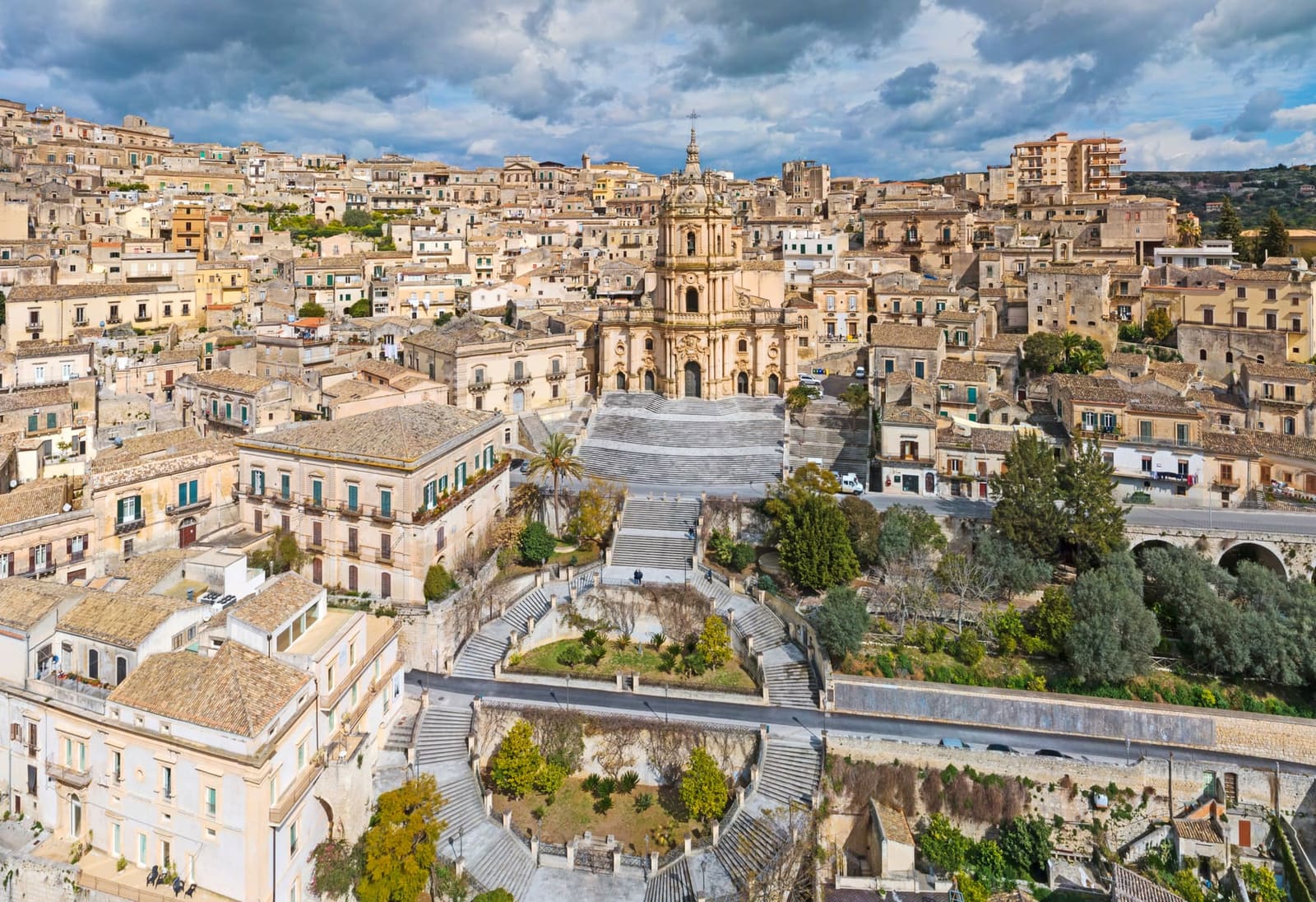 la scalinata di San Giorgio vista dall'alto, che scende fra i giardini fino al Corso