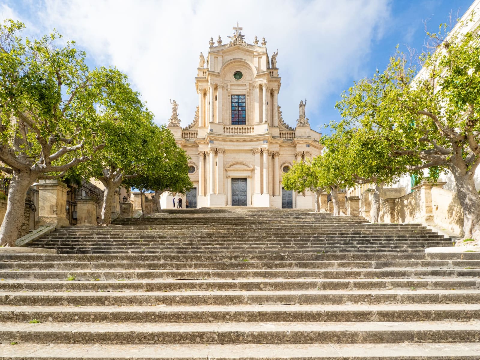 la scalinata di San Giovanni Evangelista fra due file di alberi, con la facciata in cima