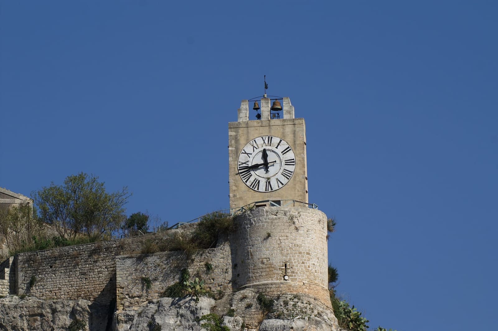 la Torre dell'Orologio sopra le mura del castello, contro il cielo blu