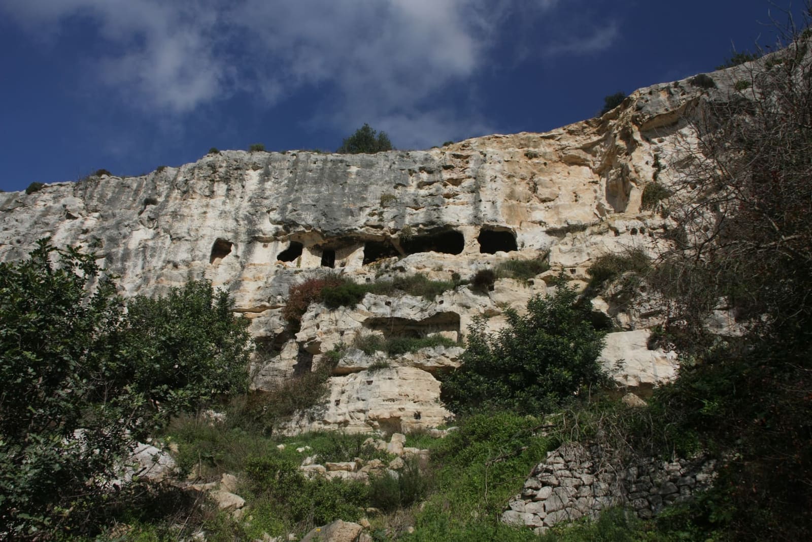 le grotte del villaggio di Pernamazzoni, scavate una accanto all'altra nella parete della cava