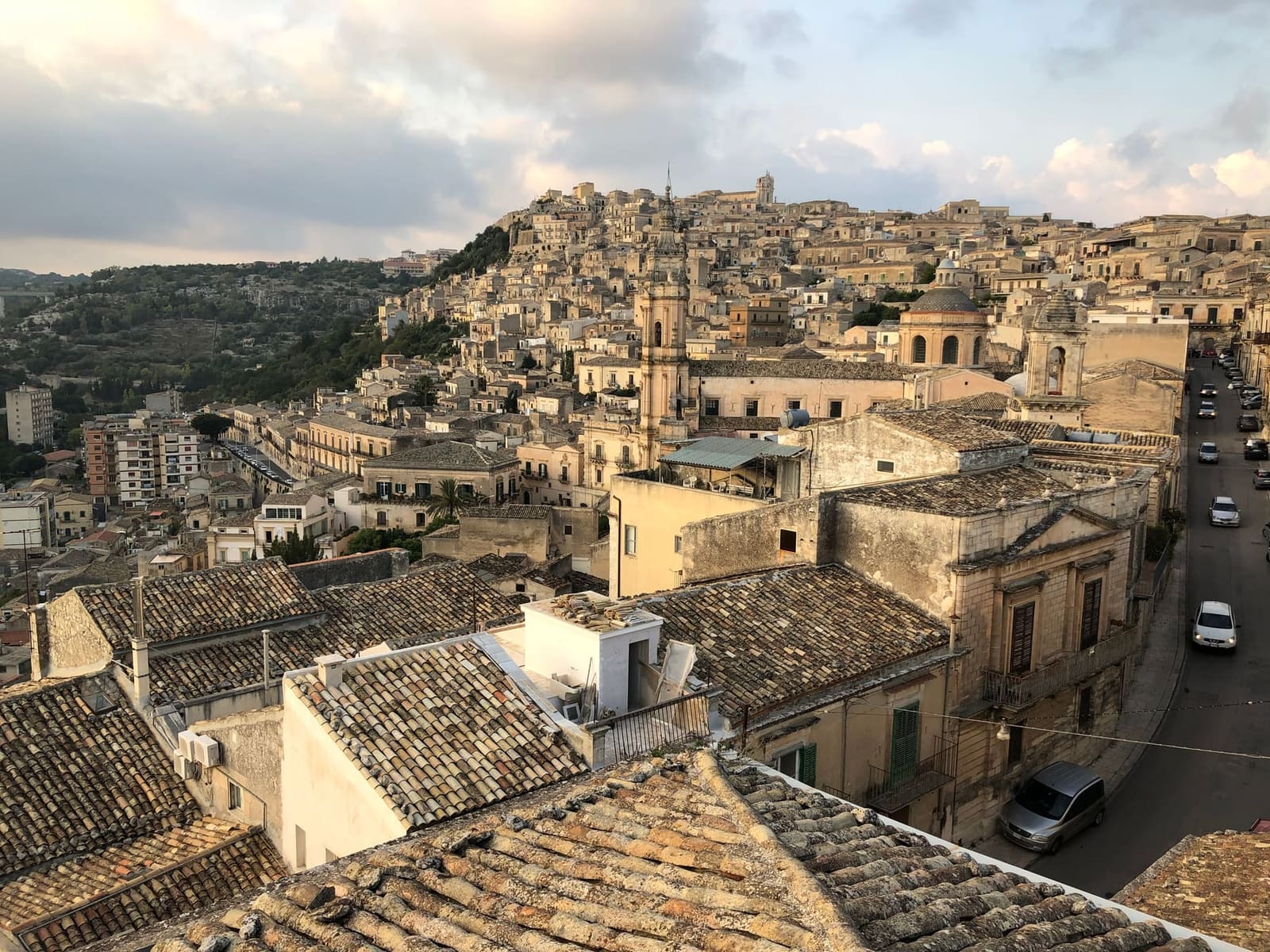 i tetti di Modica e la collina di Modica Alta, visti dal castello dei Conti