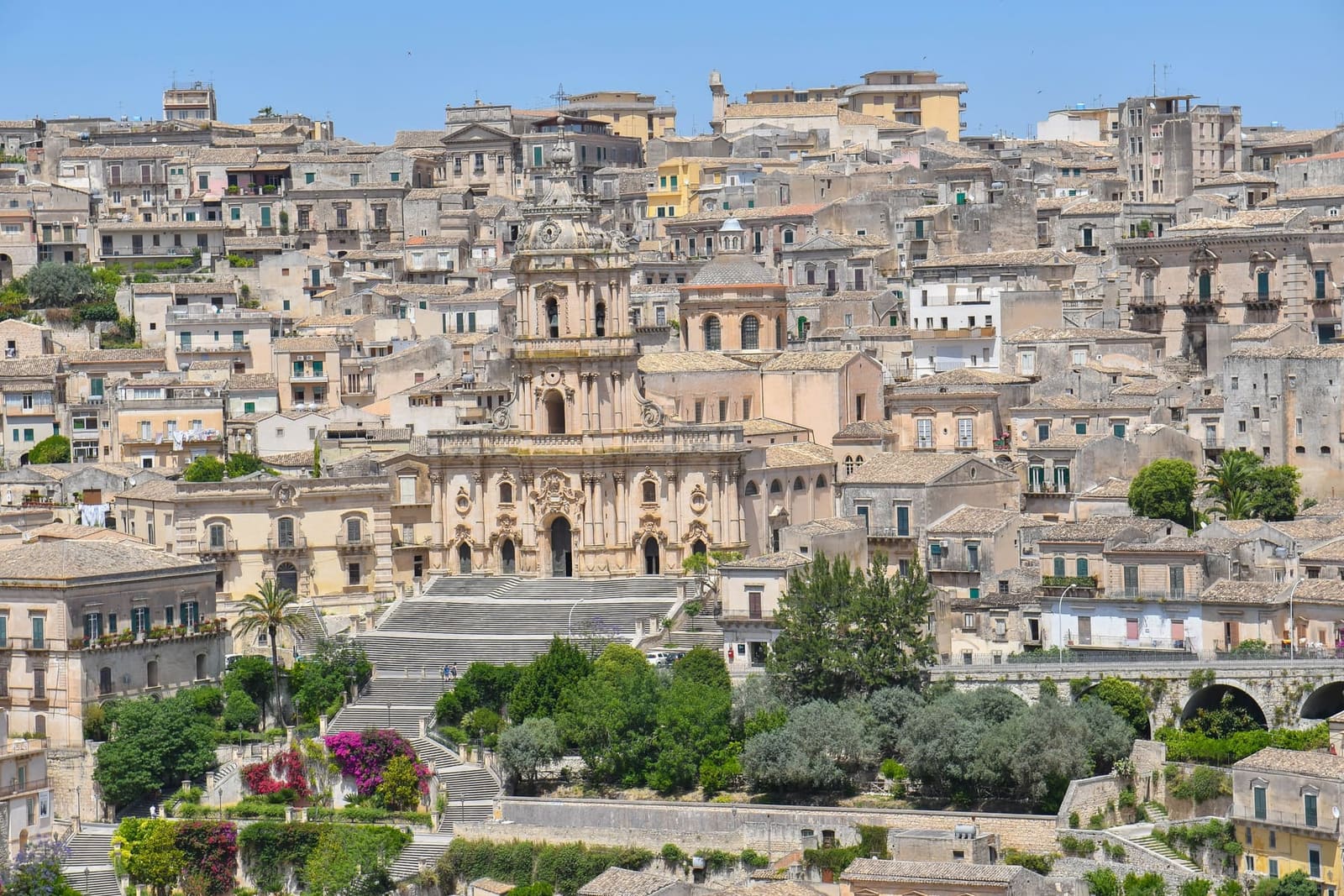 Modica Alta vista dalla strada di sopra, con il Duomo di San Giorgio in cima alla sua scalinata fra i giardini