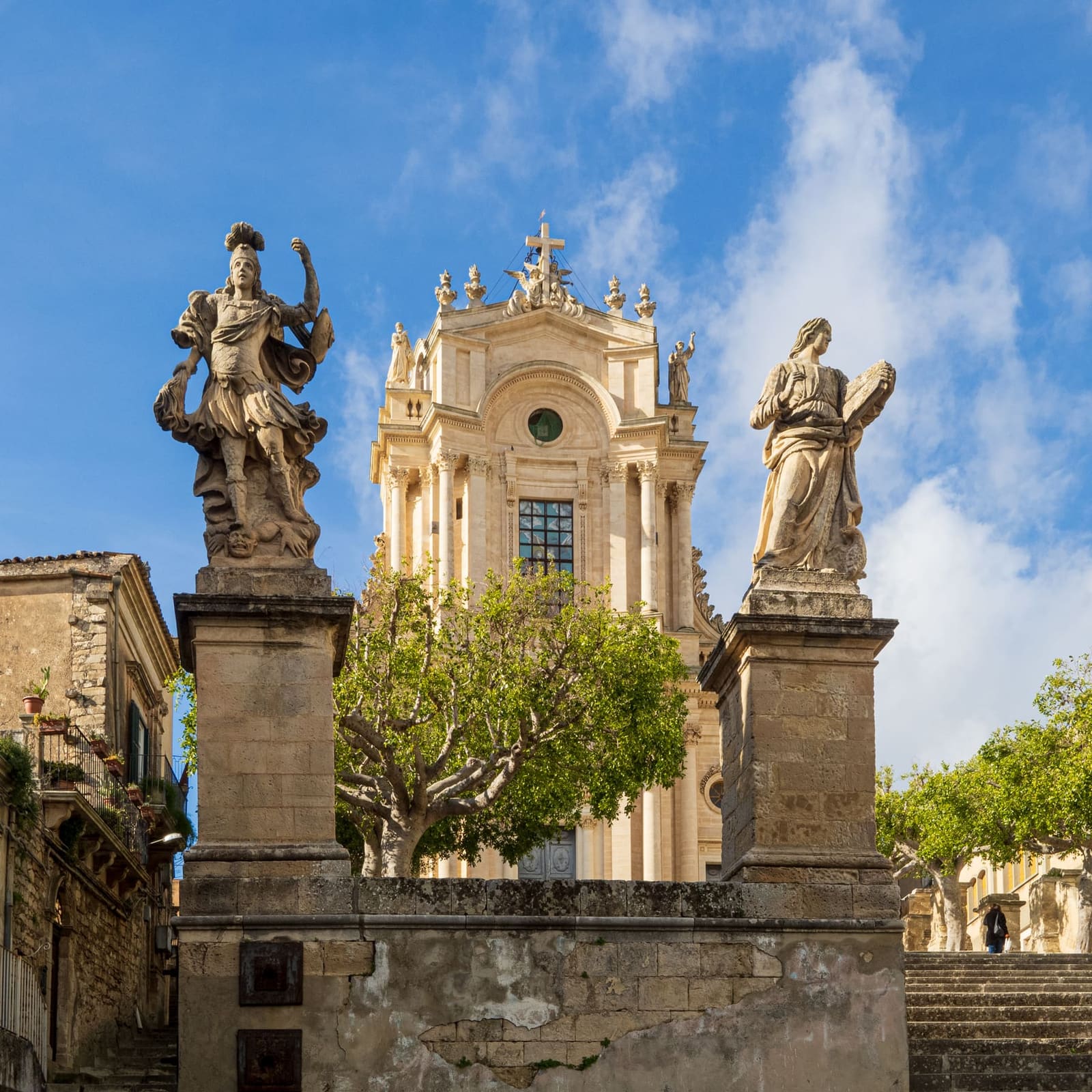 la facciata di San Giovanni Evangelista fra le due statue in cima alla scalinata