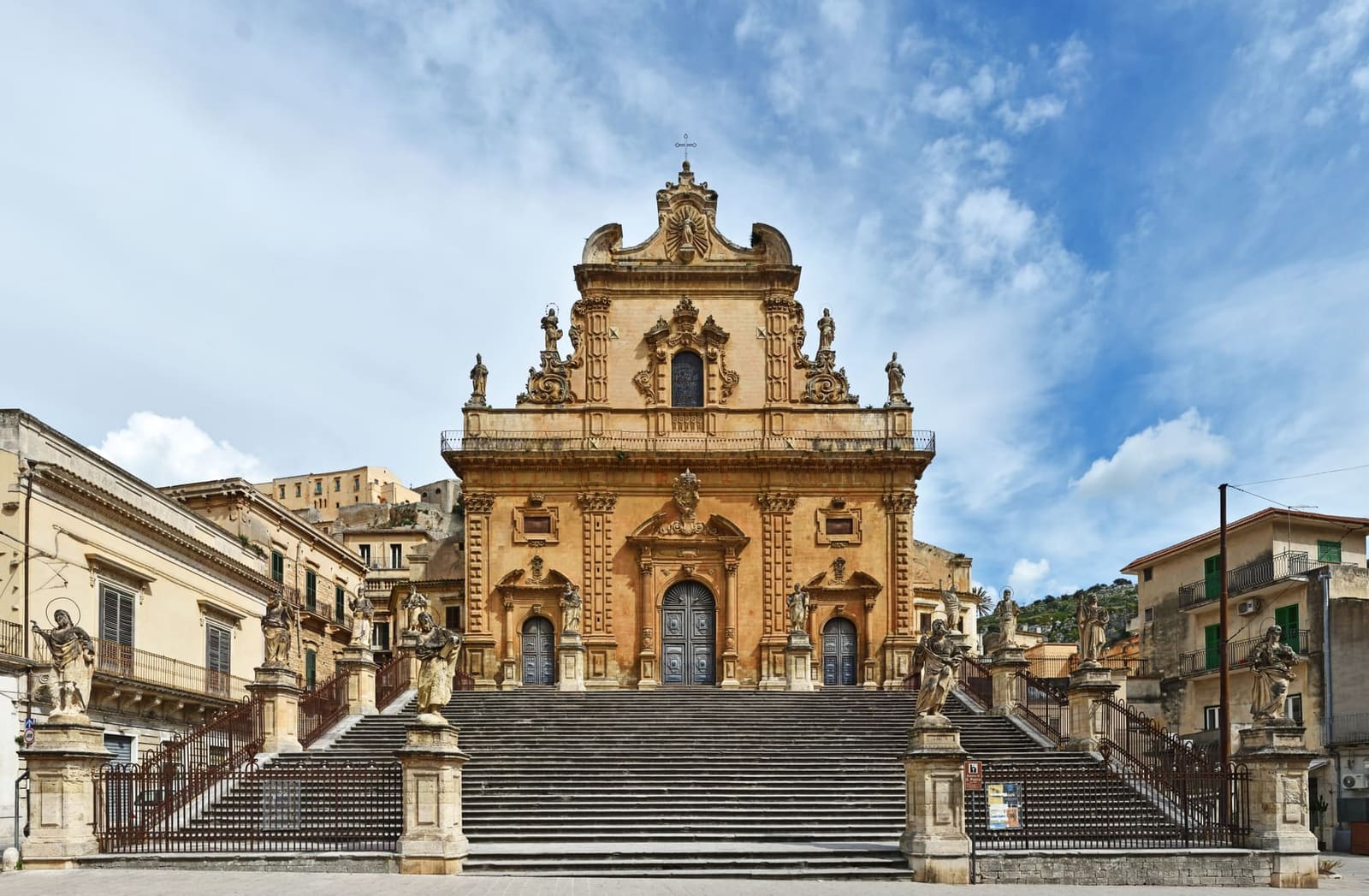 il Duomo di San Pietro sul Corso, con la scalinata e le statue degli apostoli sui piedistalli