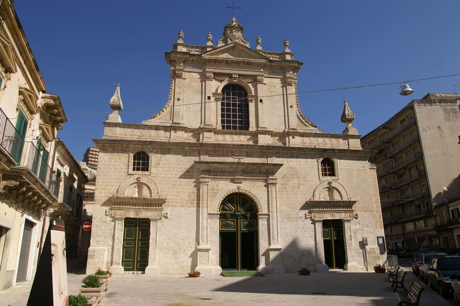 la facciata di pietra chiara di Santa Maria di Betlem sulla sua piazza