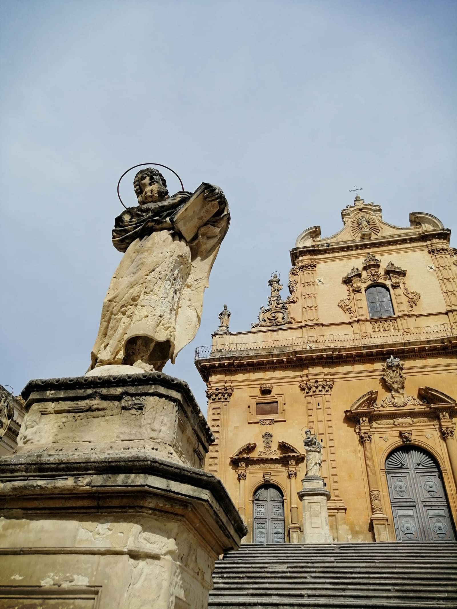 uno dei santoni con il libro in mano, sulla scalinata del Duomo di San Pietro