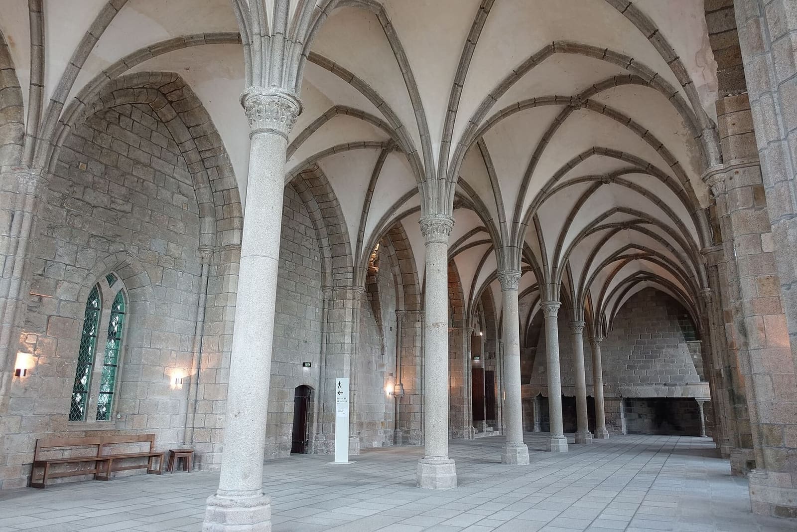 la sala degli Ospiti, con le volte su una fila di colonne sottili