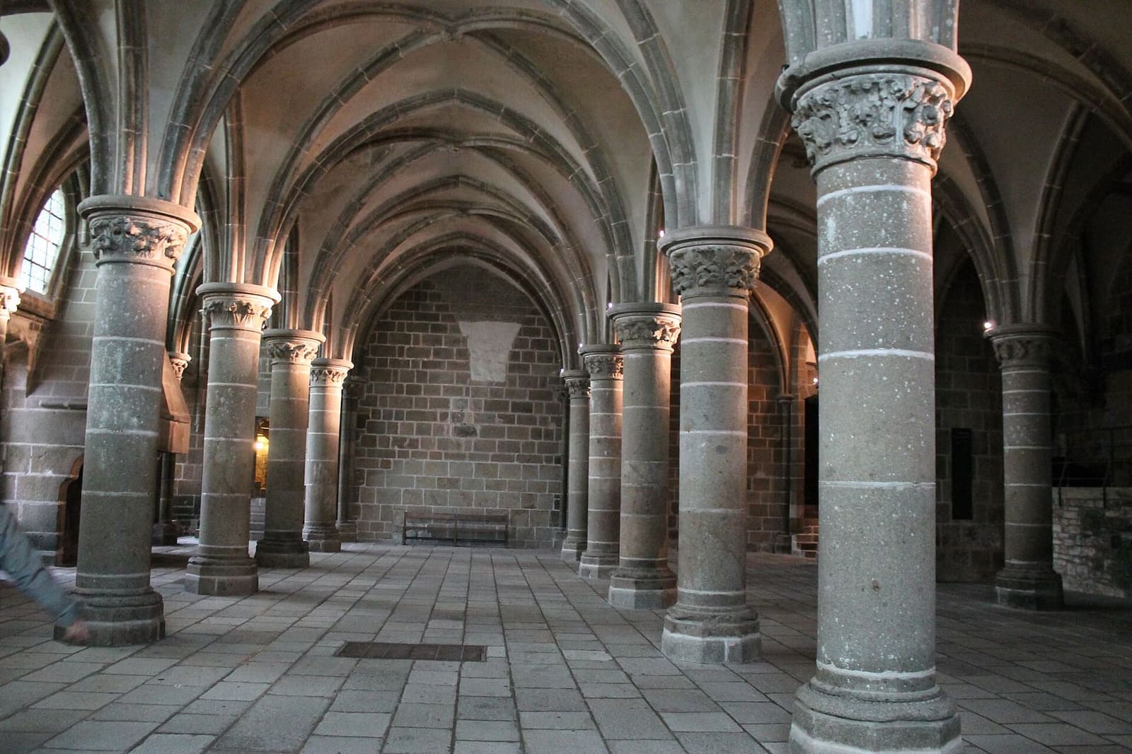 la sala dei Cavalieri, con le colonne robuste e le volte a crociera