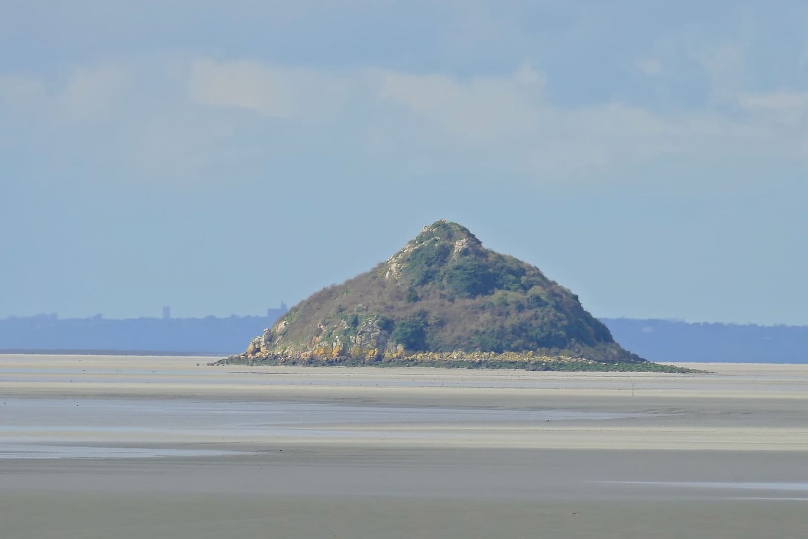 l'isolotto di Tombelaine sulla sabbia della baia, visto dalla riva di Huisnes-sur-Mer