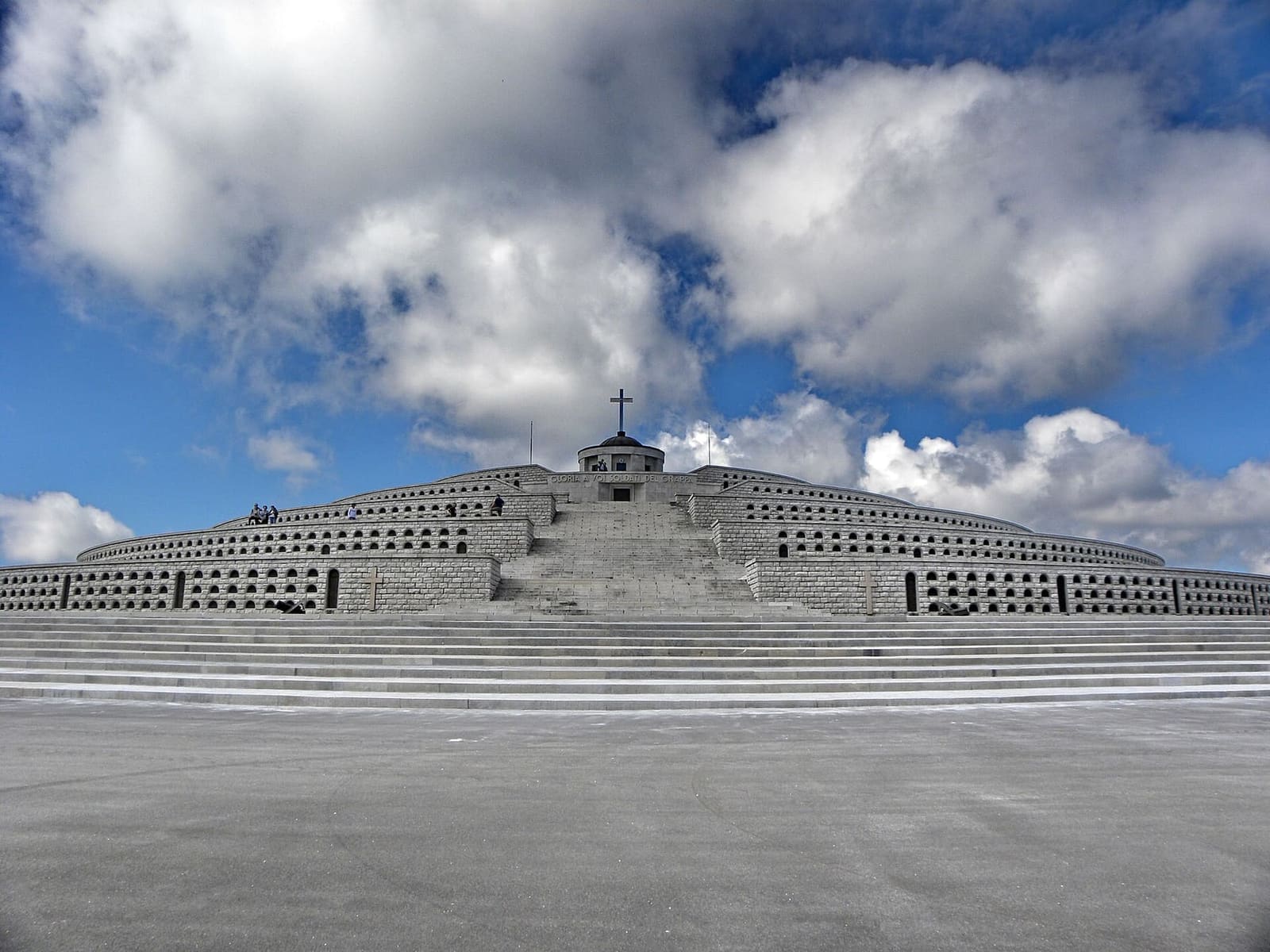 i gironi del Sacrario militare visti dal piazzale, con la scalinata che sale al sacello della Madonna