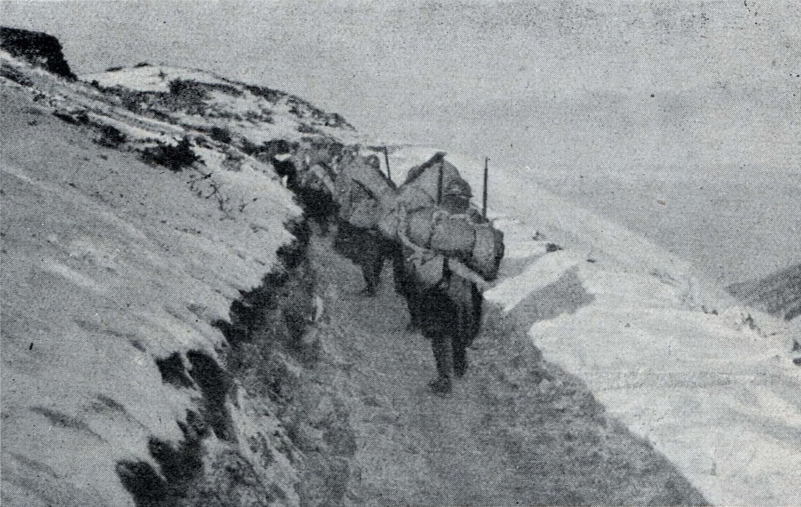 il cambio in linea sulle pendici del Grappa, in una fotografia pubblicata nel gennaio 1918