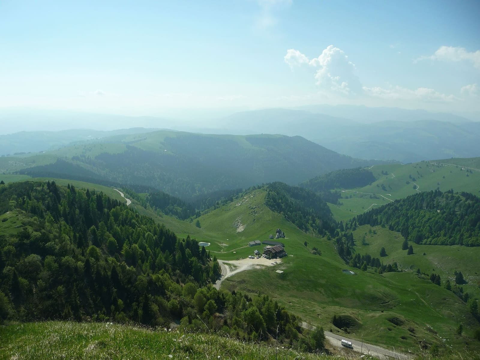 il rifugio Scarpon e i pascoli lungo la strada Cadorna, poco sotto la cima, a maggio