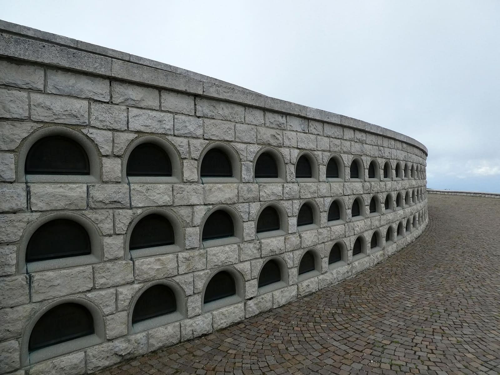 le nicchie dell'ossario austroungarico, una fila sopra l'altra lungo il muro curvo
